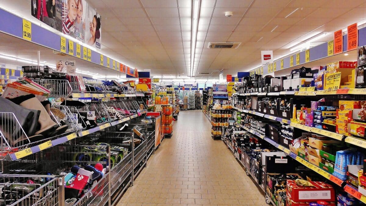 Un pasillo de un supermercado
