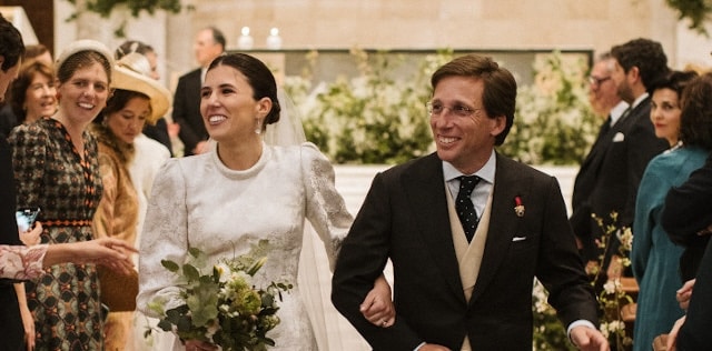 Teresa Urquijo y José Luis Martínez-Almeida saliendo de la parroquia San Francisco de Borja tras celebrar su boda.