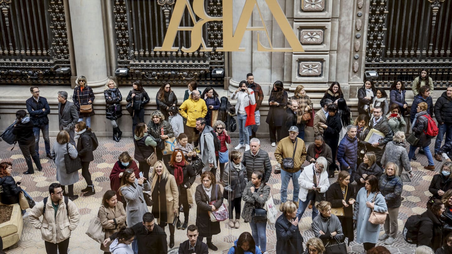 Varias personas esperan para entrar en la nueva macrotienda de Zara en el Boulevard Austria de València