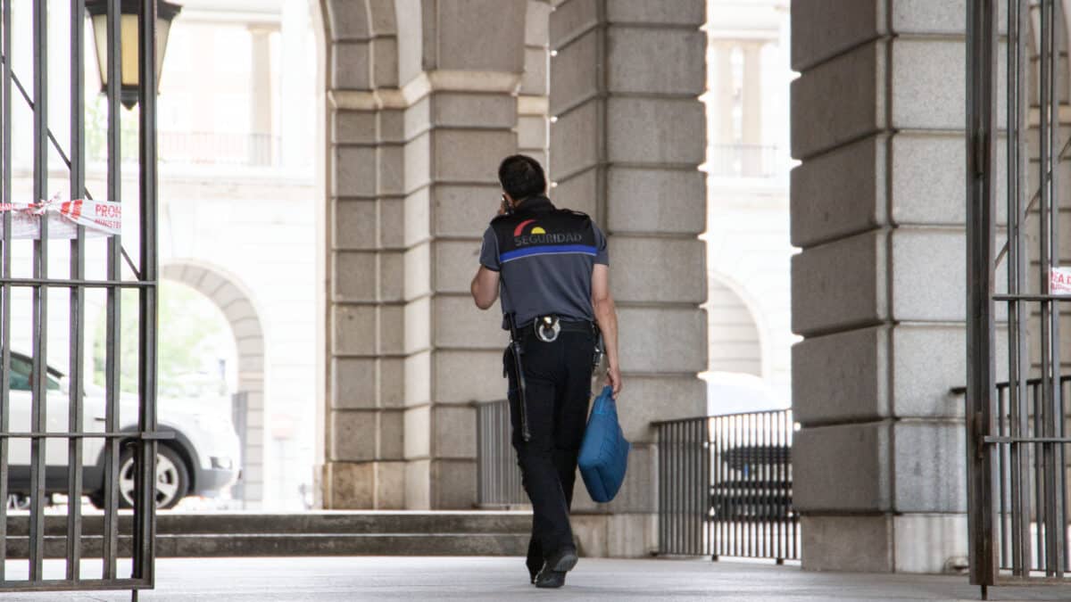 Un trabajador de seguridad entra en el Ministerio de Transportes