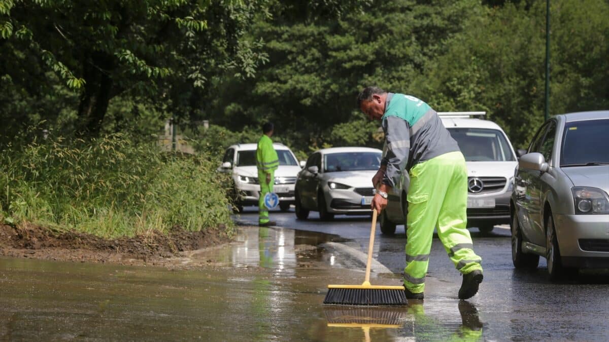 Un trabajador limpia los corrimientos de tierras en el Parque do Río Rato, en Lugo, Galicia.