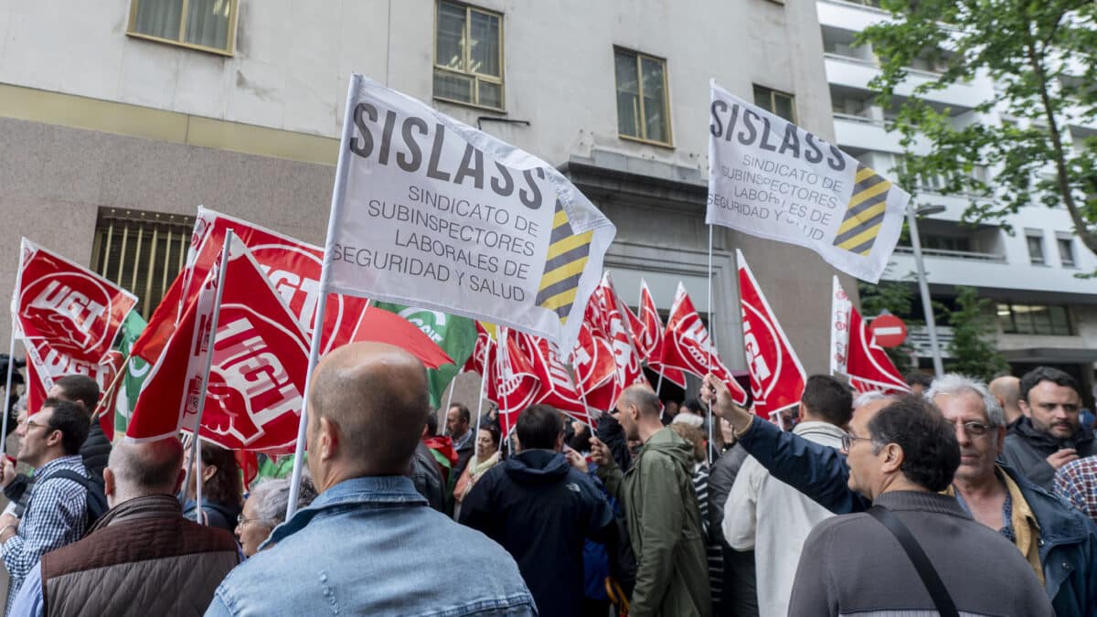 Trabajadores de la Inspección de Trabajo y Seguridad Social durante una nueva concentración en la plaza José Moreno Villa, a 7 de junio de 2023