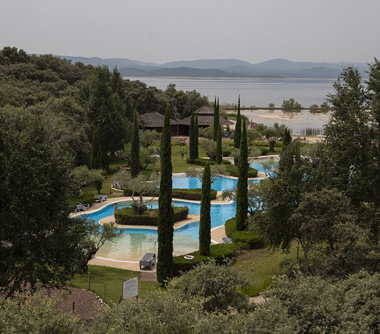 La resistencia del pueblo tras el lujo de la Isla de Valdecañas: "El derribo es nuestra ruina"