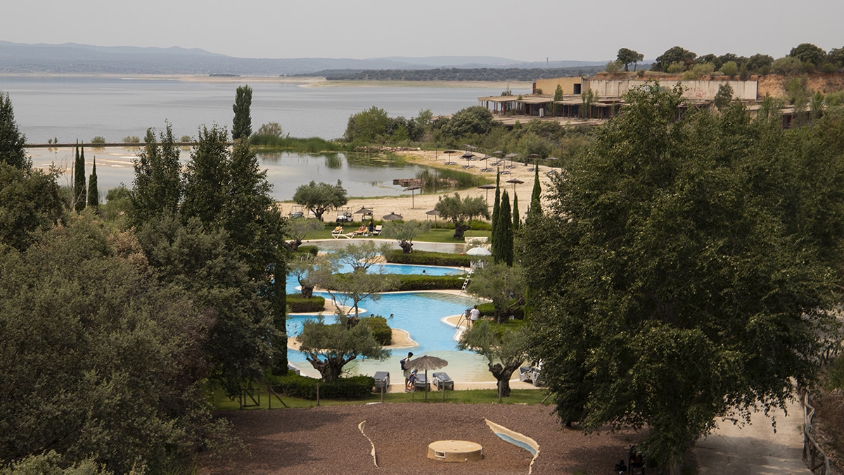 Club social con piscinas y playa artificial en la Isla de Valdecañas (Cáceres)