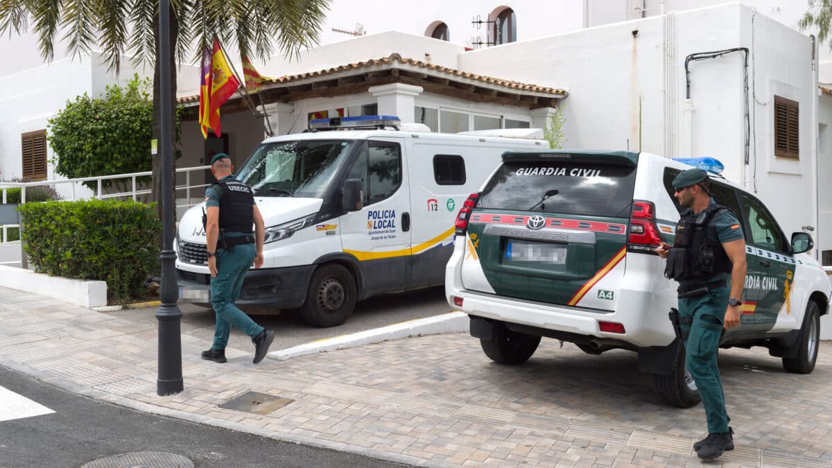Varios coches de la Guardia Civil frente a la fachada del Ayuntamiento de Sant Josep, a 13 de junio de 2023, en Sant Josep, Ibiza, Baleares (España).