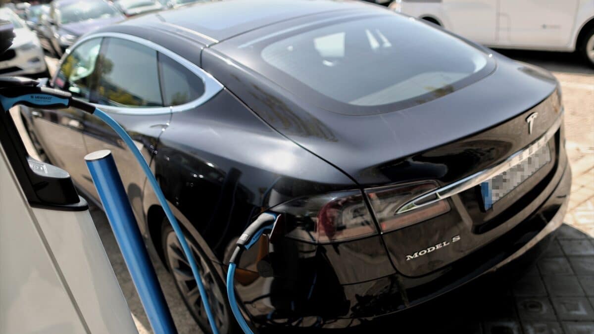 Un coche eléctrico carga en un punto de recarga de batería en Madrid.