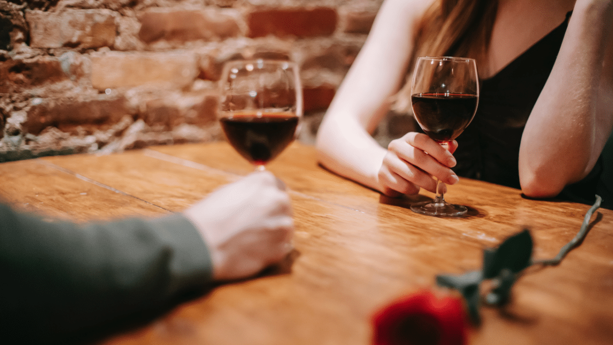 Una pareja tomando uno de los vinos preferidos por los jóvenes españoles en 2023 según el Concurso VinoSub30