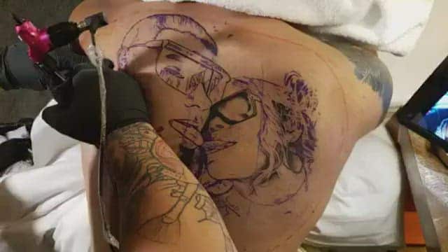 Tatuaje de Anuel AA y Karol G sobre la espalda de Aanuel