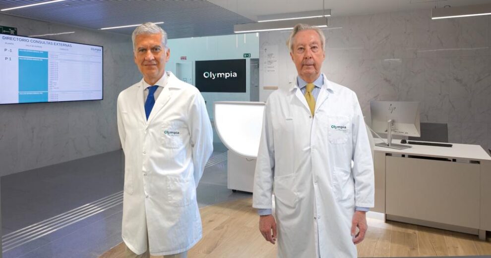 Los doctores Alfredo Castillo y Carlos Palomino, responsables del servicio de Oftalmología del centro Olympia.
