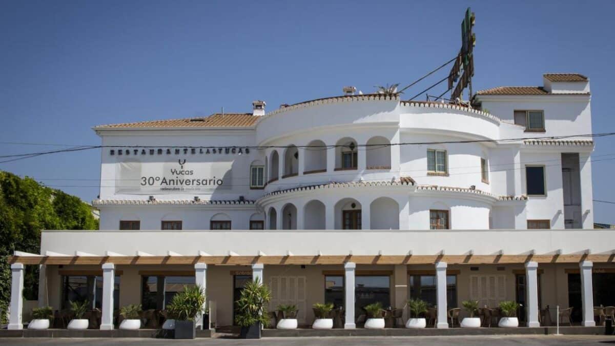 Fachada del hotel y restaurante Las Yucas, en Atarfe (Granada).