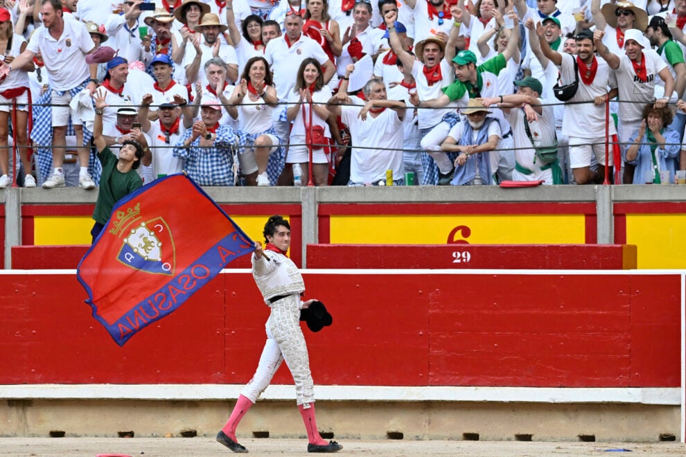 Roca Rey ondea la bandera de Osasuna en su vuelta al ruedo en Pamplona.