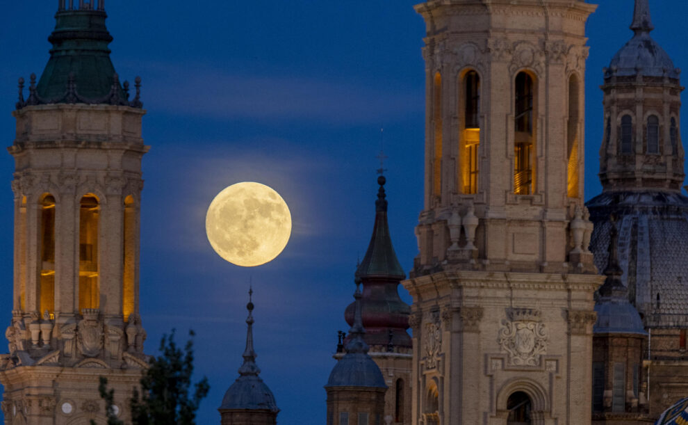 Así ha sido la superluna llena de julio conocida como “Luna de Ciervo” desde Zaragoza, Aragón