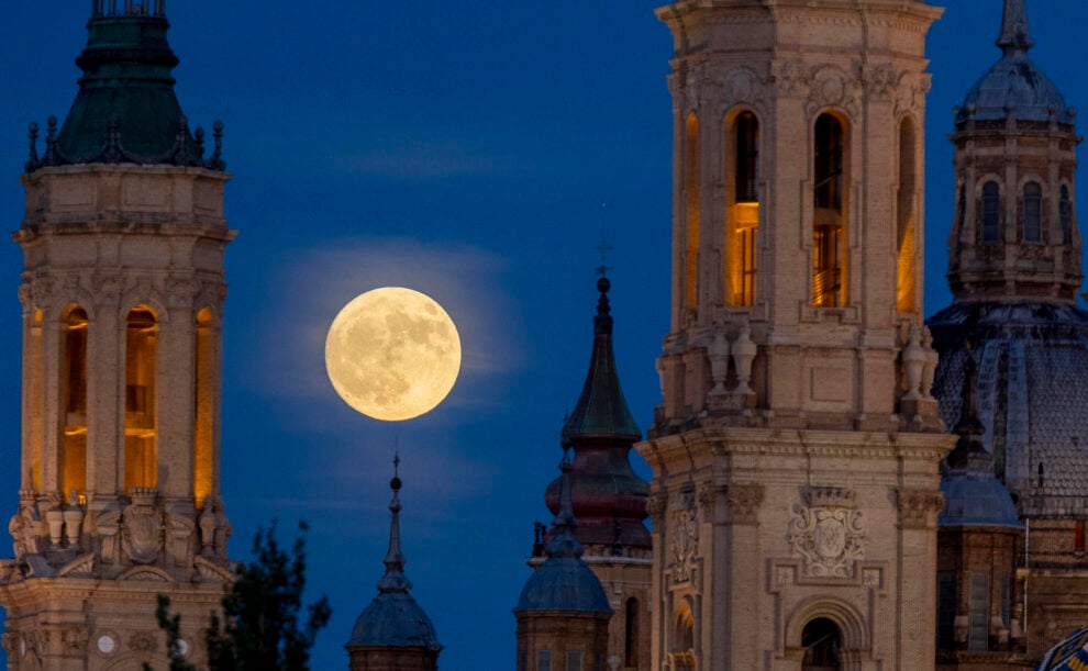 Así ha sido la superluna llena de julio conocida como “Luna de Ciervo” desde Zaragoza, Aragón