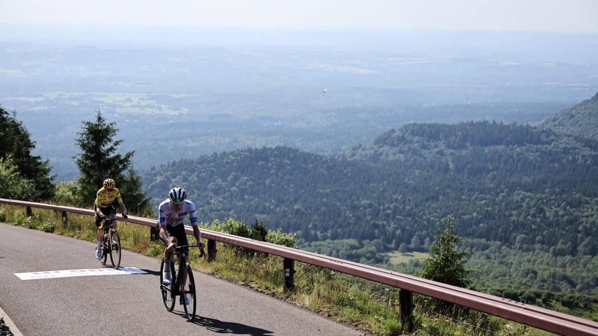 Vingegaard aguanta en el muro del Puy de Dome un nuevo zarpazo de Pogacar