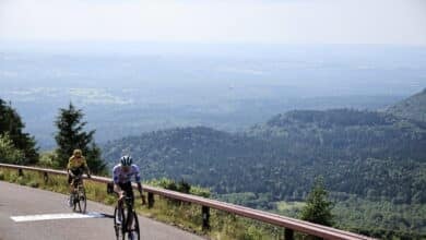 Vingegaard aguanta en el muro del Puy de Dome un nuevo zarpazo de Pogacar