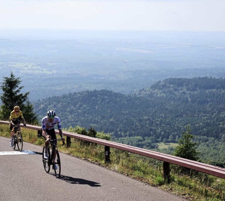 Vingegaard aguanta en el muro del Puy de Dome un nuevo zarpazo de Pogacar
