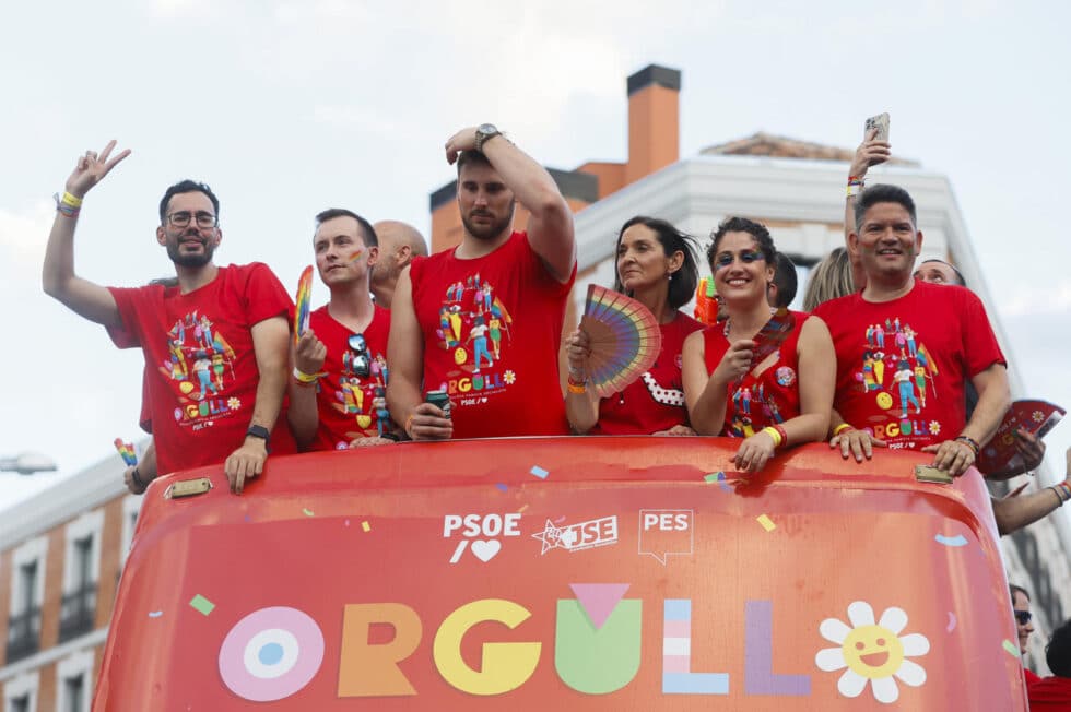 La exministra Reyes Maroto (3d) en el autobús del PSOE, junto a Víctor Gutiérrez, waterpolista y secretario de políticas LGTBI del partido. EFE / Mariscal