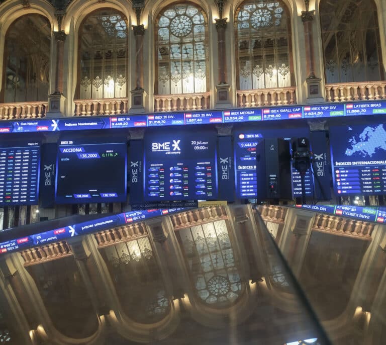 La banca tiñe de rojo al Ibex 35 por el impuesto italiano a los beneficios del sector