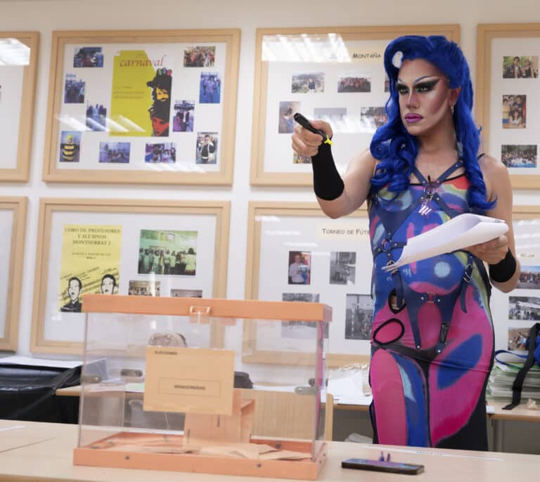 La inesperada participación de la Drag Queen 'Onyx' como vocal de mesa da la nota de color en las elecciones generales 2023
