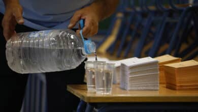 Colegios electorales con ventiladores y miles de botellas de agua