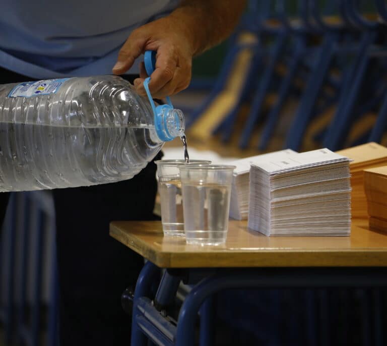 Colegios electorales con ventiladores y miles de botellas de agua