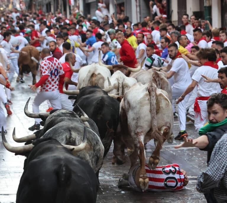 La temida corrida de Cebada Gago se desperdiga en un peligroso tercer encierro de los Sanfermines