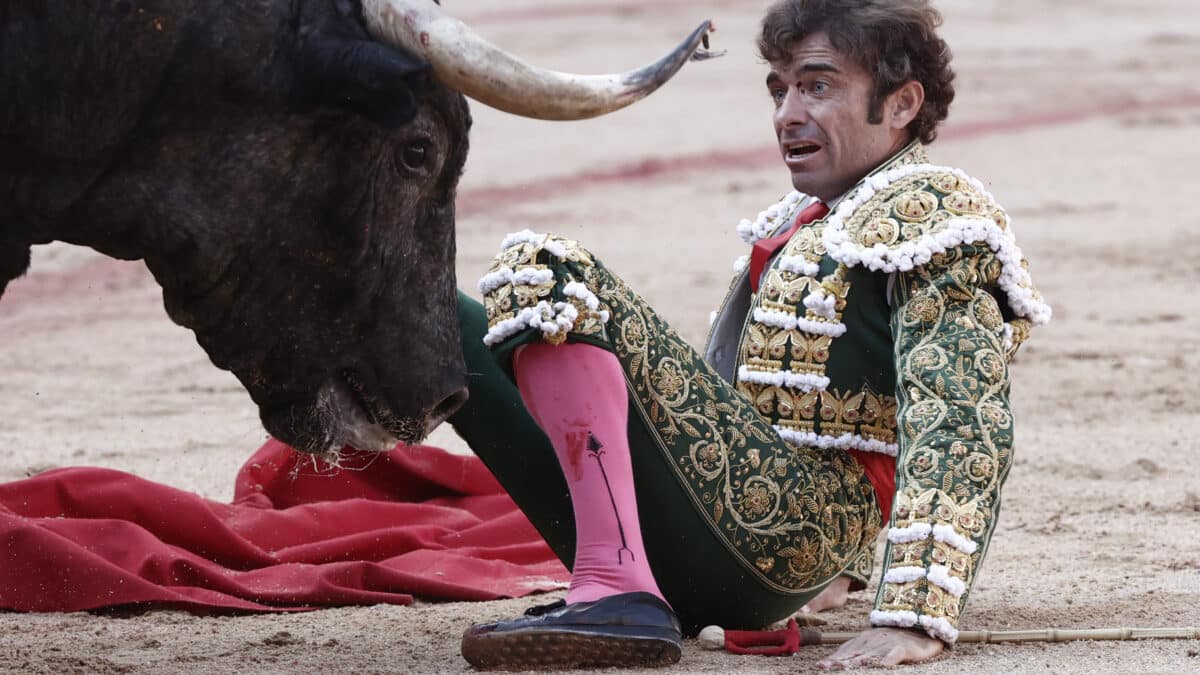 Fernando Robleño, ante el toro de Escolar que le hirió en Pamplona.