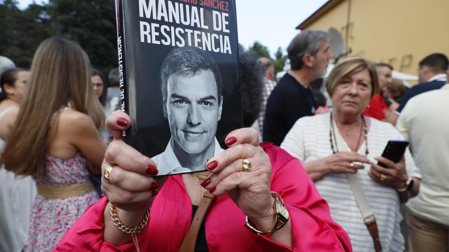 Una simpatizante acude al acto protagonizado por el presidente del Gobierno y candidato socialista, Pedro Sánchez, celebrado en Lugo.
