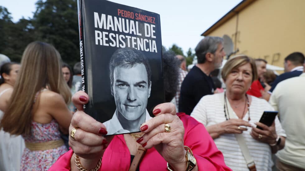 Una simpatizante acude al acto protagonizado por el presidente del Gobierno y candidato socialista, Pedro Sánchez, celebrado en Lugo.