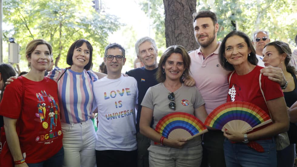 La ministra de Ciencia e Innovación, Diana Morant (2i), la vicepresidenta tercera y ministra para la Transición Ecológica, Teresa Ribera (c-d), el ministro de la Presidencia de España, Félix Bolaños (c-i), Víctor Gutiérrez, waterpolista y Secretario de políticas LGTBI del PSOE (2d), el ministro del Interior, Fernando Grande-Marlaska (c), y la portavoz socialista Reyes Maroto (d), antes del comienzo de la marcha del Orgullo LGBTI 2023 este sábado, en Madrid. EFE/ Mariscal