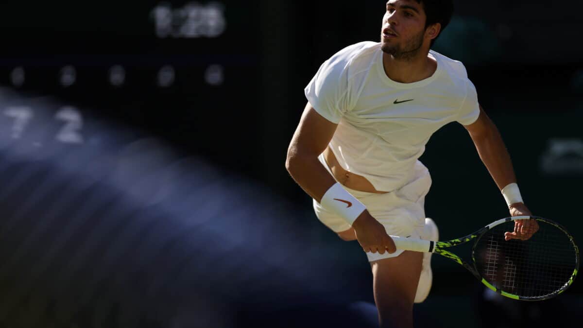 Carlos Alcaraz durante su partido contra Rune en Wimbledon