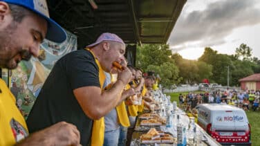 Un cartagenero supera el récord de comer 16 sobaos de Ambrosero en ocho minutos