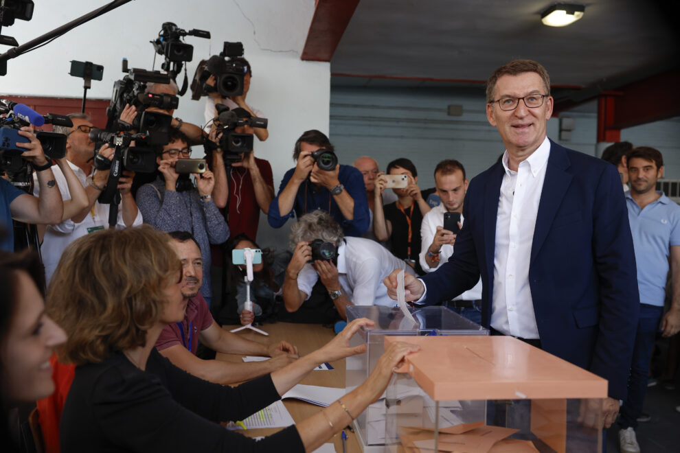 El líder del Partido Popular, Alberto Núnez Feijóo (d), ejerce su derecho al voto para las elecciones generales en el colegio Ramiro de Maeztu de Madrid