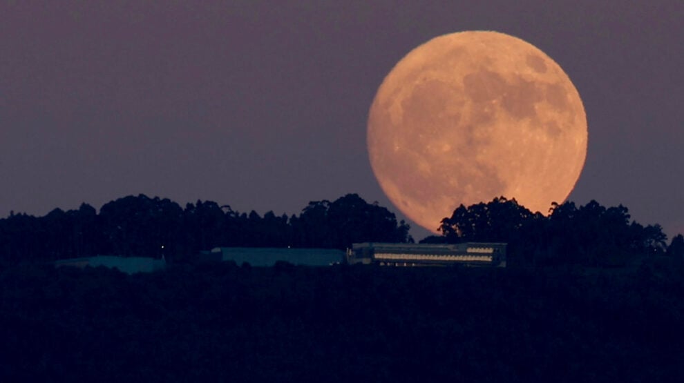 Así ha sido la superluna llena de julio conocida como “Luna de Ciervo” desde Vigo, Galicia