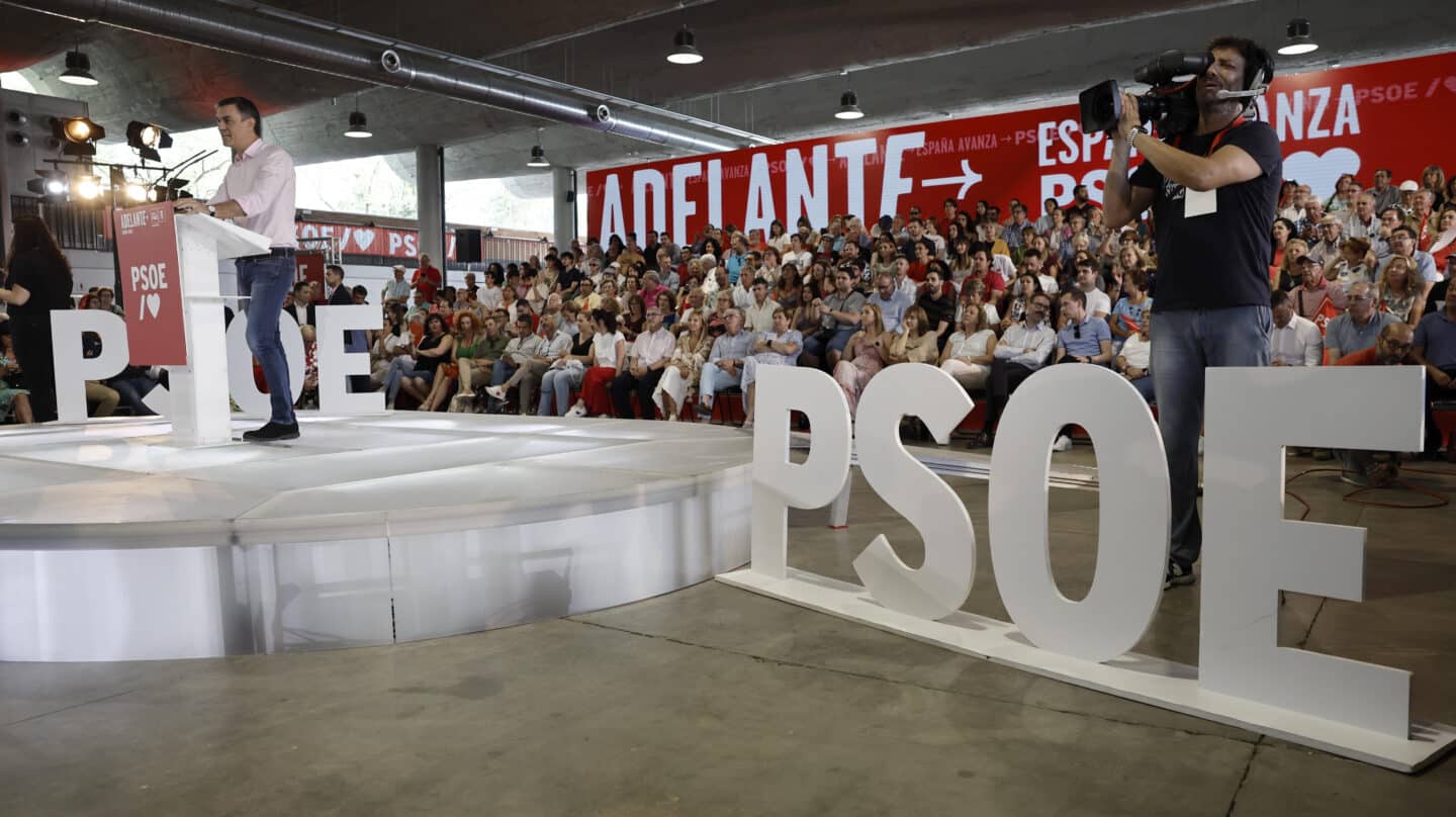 MADRID, 06/07/2023.- El presidente del Gobierno, Pedro Sánchez (i), durante su intervención en el acto de arranque de la campaña electoral del PSOE, este jueves en la Casa de Campo de Madrid. EFE/ Sergio Pérez