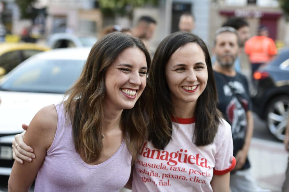 La ministra de Igualdad, Irene Montero (i), y la ministra de Derechos Sociales y Agenda 2030, Ione Belarra, participan en la marcha del Orgullo LGBTI 2023 este sábado, en Madrid. EFE/ Víctor Lerena