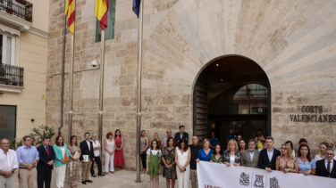 La presidenta de las Cortes Valencianas y Vox se apartan de la pancarta que condena el último asesinato de violencia machista
