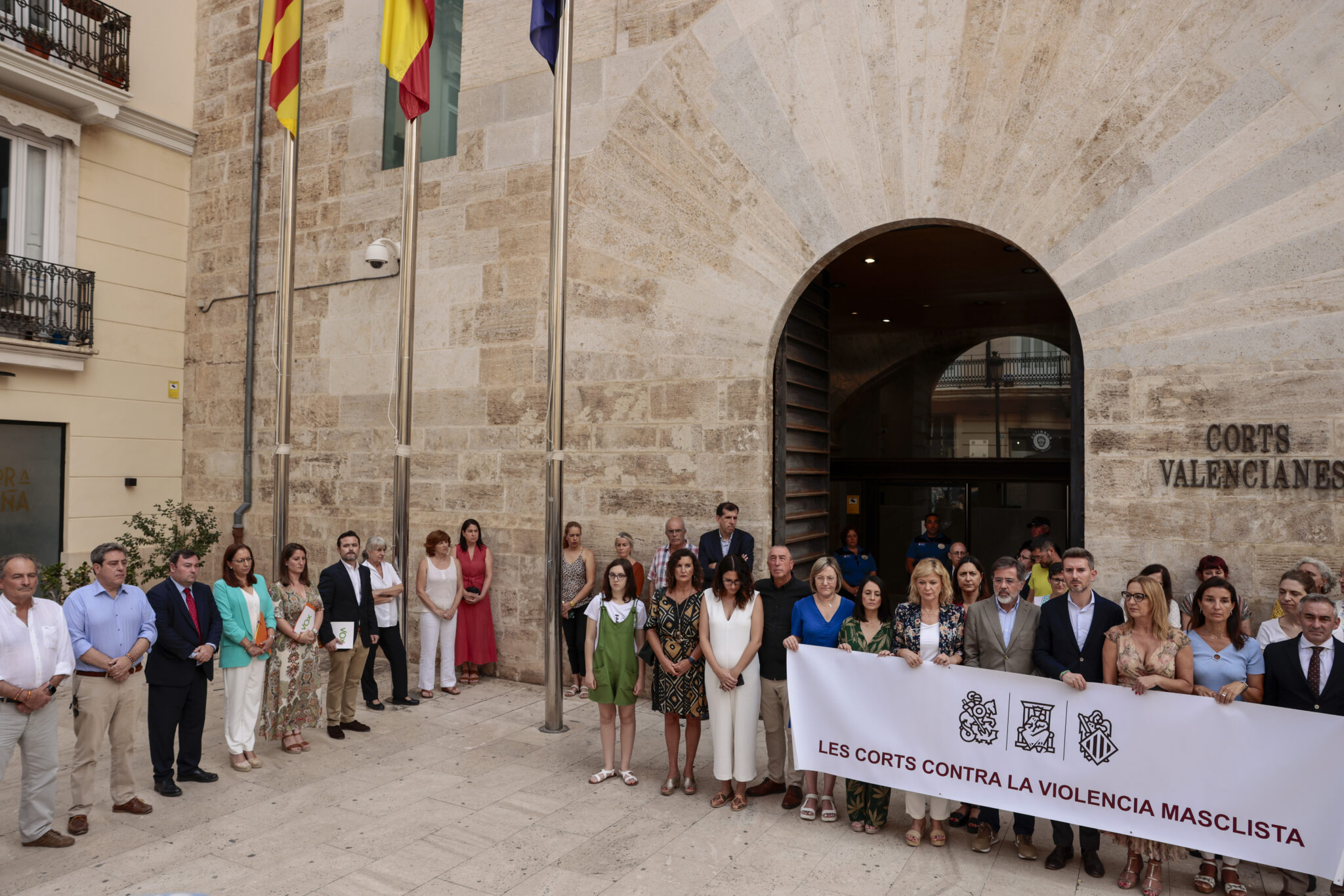 La presidenta de las Cortes Valencianas y Vox se apartan de la pancarta que condena el último asesinato de violencia machista