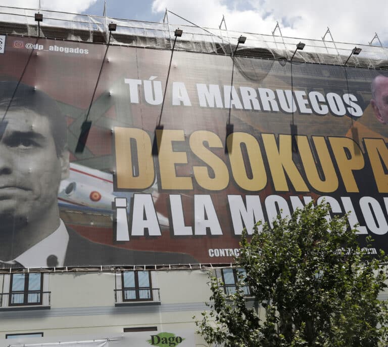 El PSOE estudia presentar una denuncia por lo penal por la lona de Desokupa contra Sánchez: "Tú a Marruecos, Desokupa a la Moncloa"