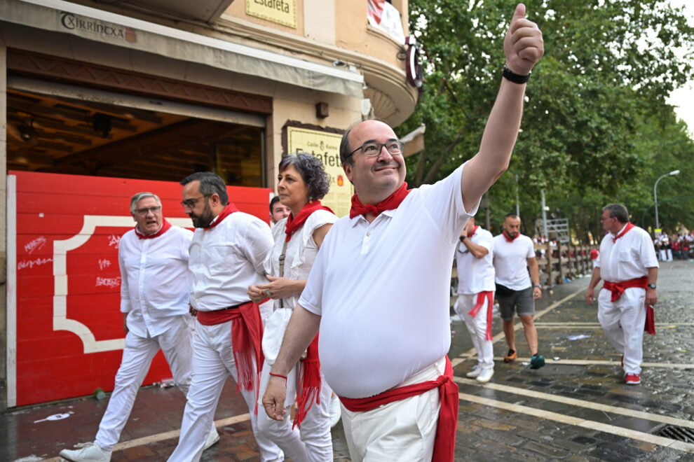 Miquel Iceta, en Pamplona antes del tercer encierro de los Sanfermines.