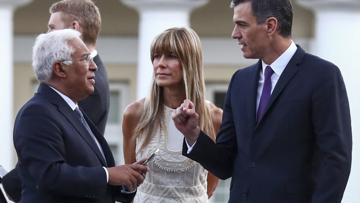 El presidente del Gobierno, Pedro Sánchez, y su mujer, Begoña Gómez, junto al primer ministro de Portugal, António Costa, durante la cena oficial de jefes de Estado y de Gobierno en la cumbre de la OTAN, el 11 de julio de 2023 en Vilna (Lituania)