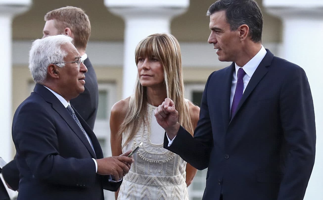 El presidente del Gobierno, Pedro Sánchez, y su mujer, Begoña Gómez, junto al primer ministro de Portugal, António Costa, durante la cena oficial de jefes de Estado y de Gobierno en la cumbre de la OTAN, el 11 de julio de 2023 en Vilna (Lituania)