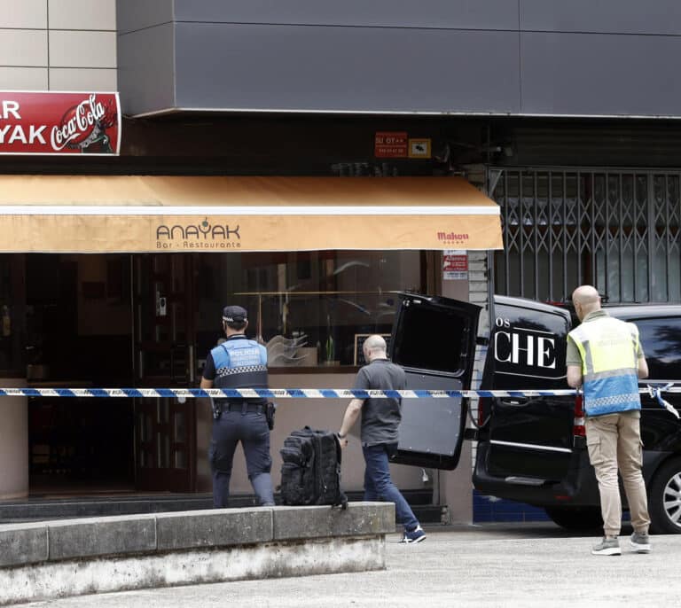 Un hombre degüella a una mujer en un bar de Pamplona y se entrega a la Policía