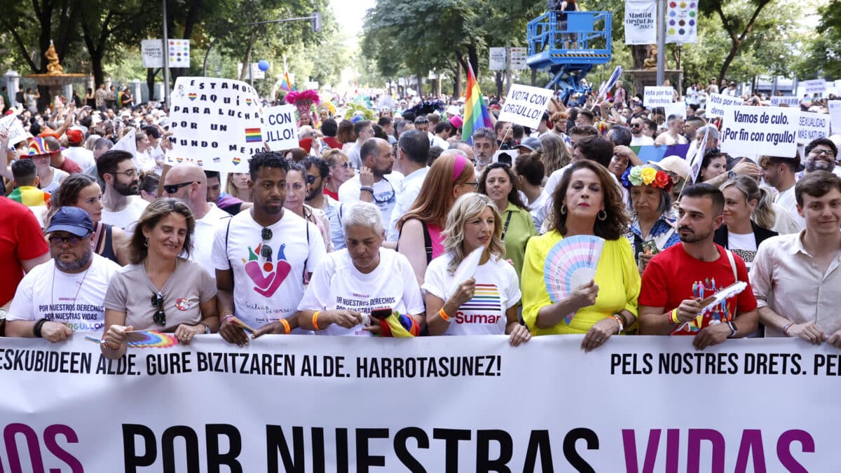 Las vicepresidentas del Gobierno, Yolanda Díaz (3d) y Teresa Ribera (2i), durante su participación en el desfile del "Orgullo 2023" que recorre hoy Sábado las calles de Madrid. EFE / Mariscal