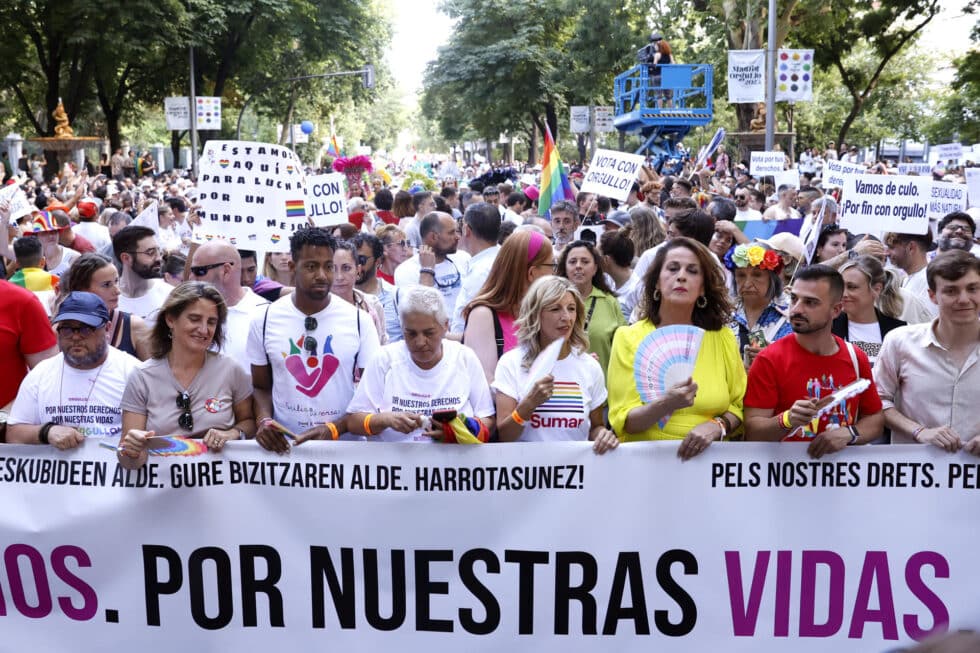 Las vicepresidentas del Gobierno, Yolanda Díaz (3d) y Teresa Ribera (2i), durante su participación en el desfile del "Orgullo 2023" que recorre hoy Sábado las calles de Madrid. EFE / Mariscal