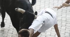 Un toro de Victoriano del Río cornea a un corredor en la bajada al callejón