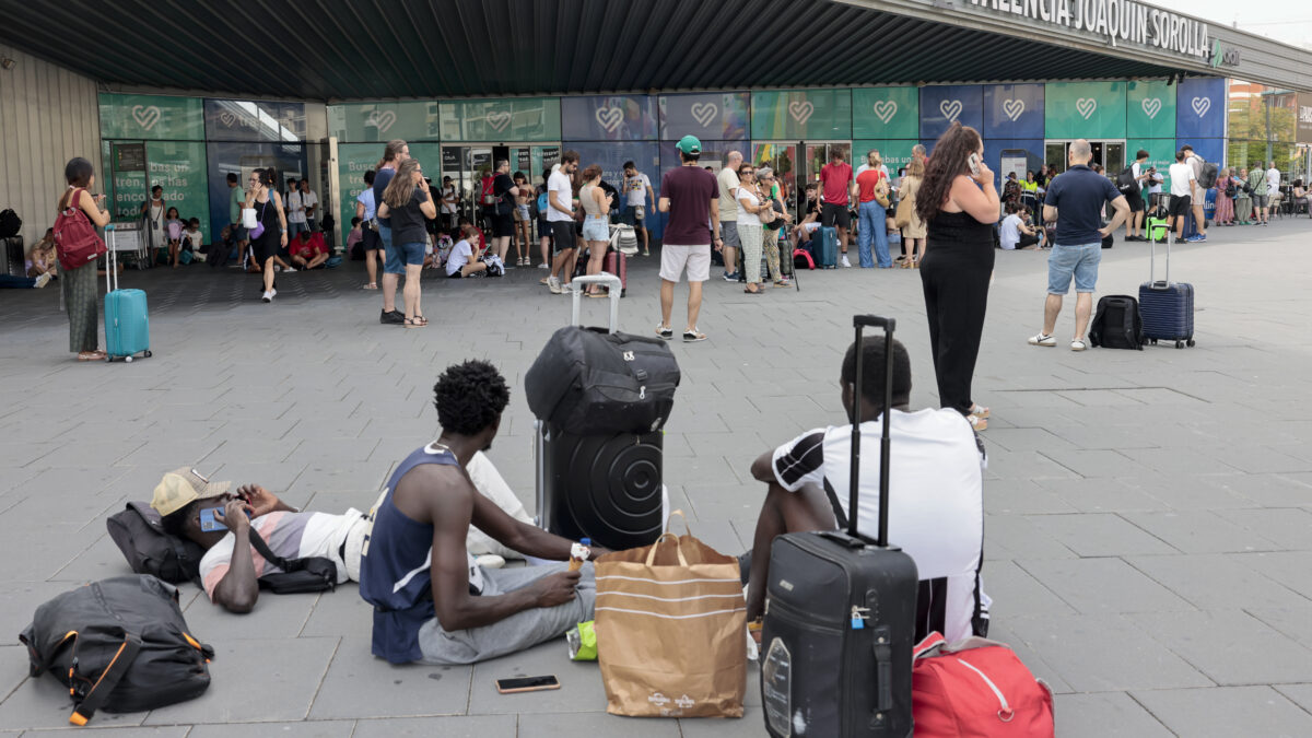 Un gran número de personas aguarda al restablecimiento del tráfico ferroviario en la estación Joaquín Sorolla debido a que la circulación de trenes de entrada y salida de València esta suspendida desde primera hora