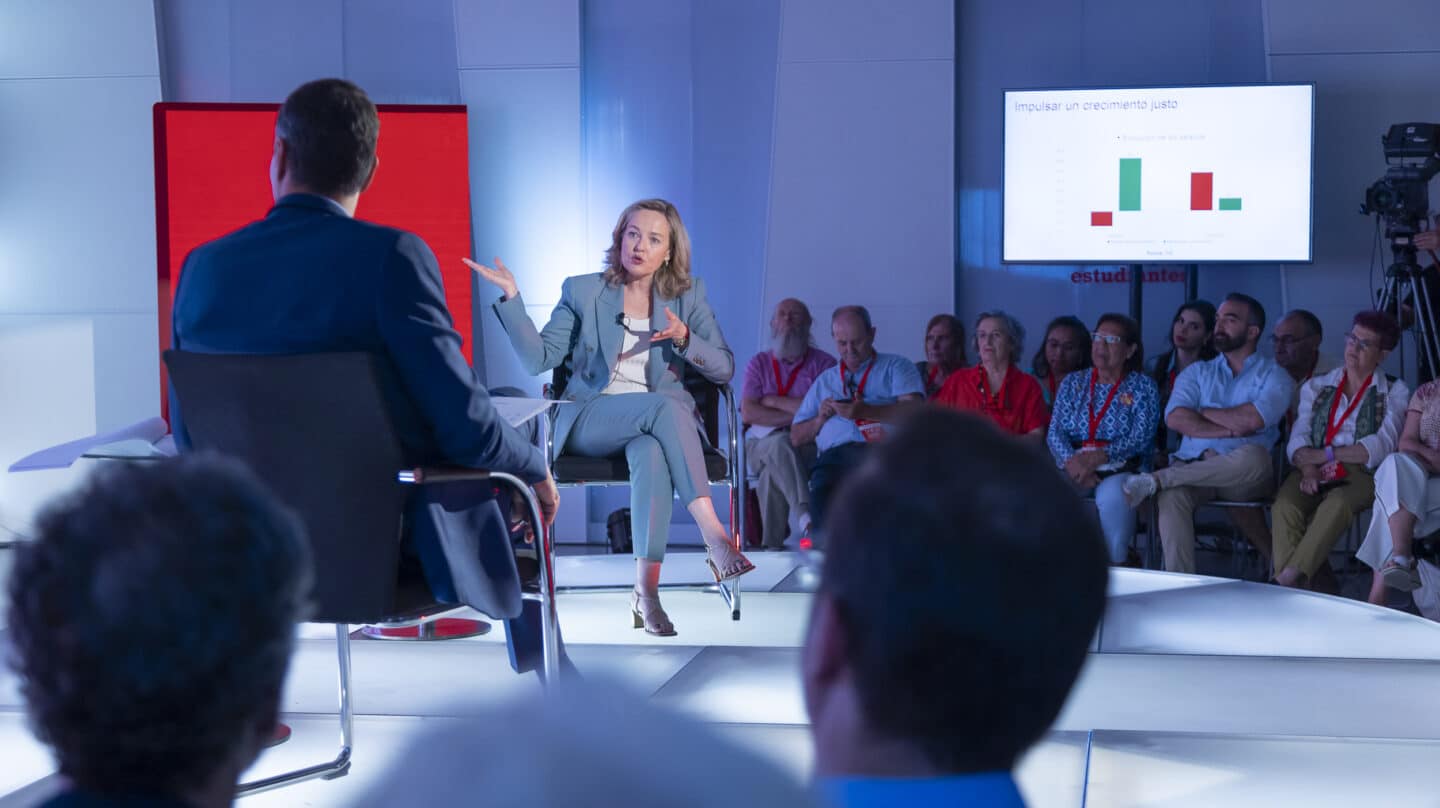 El secretario general del PSOE y presidente del Gobierno, Pedro Sánchez, durante la 'sesión de trabajo' con su vicepresidenta primera, Nadia Calviño, este 5 de julio de 2023 en Ferraz.