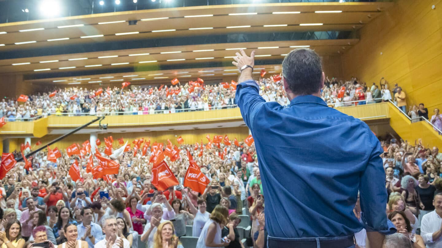 El secretario general del PSOE y presidente del Gobierno, Pedro Sánchez, durante su mitin de ecuador de campaña, este 15 de julio de 2023 en el Palacio de Congresos de Valencia.