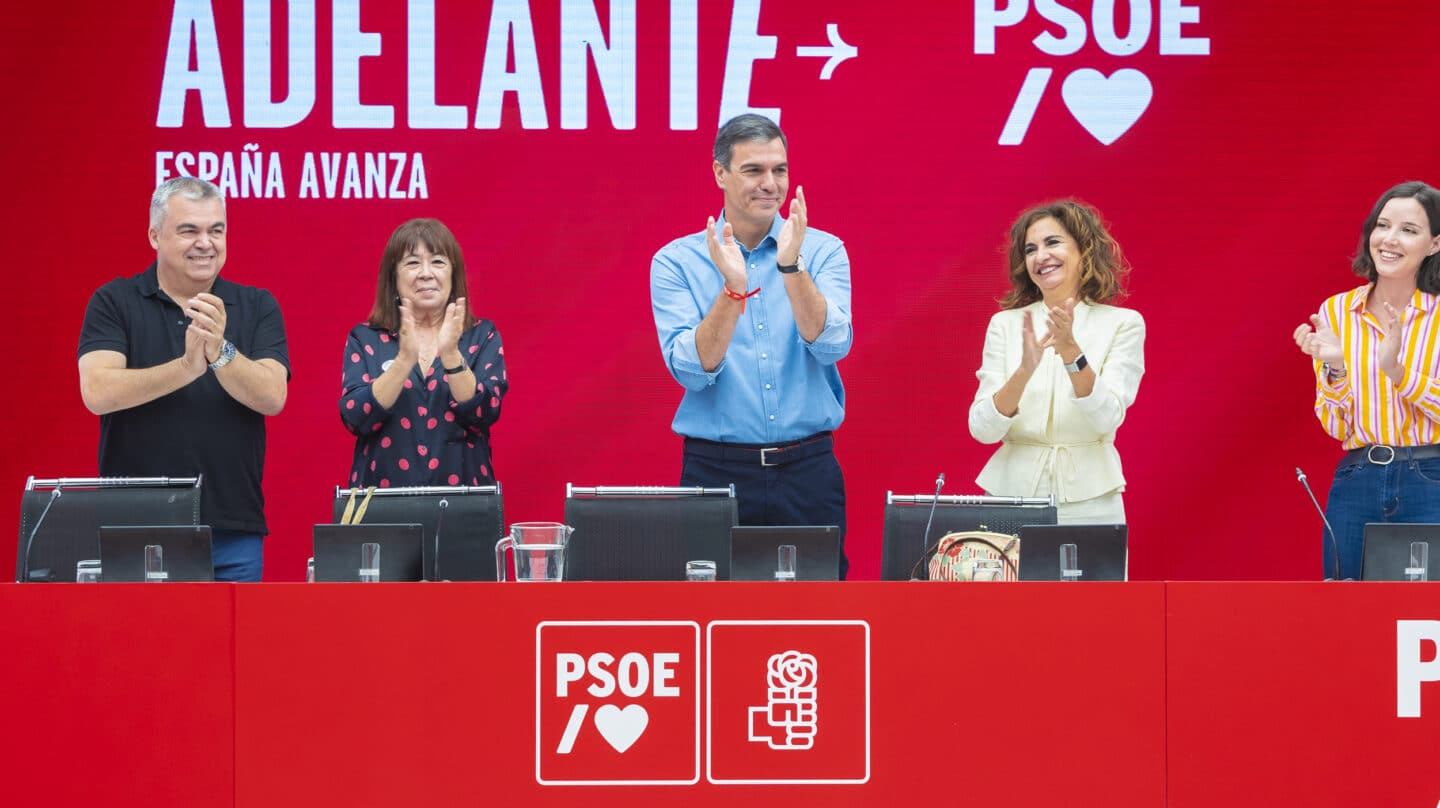 El secretario general del PSOE y presidente del Gobierno en funciones, Pedro Sánchez, aplaudido por los miembros de su ejecutiva federal este 24 de julio de 2023 en Ferraz. A su lado, Santos Cerdán, Cristina Narbona, María Jesús Montero y Andrea Fernández.